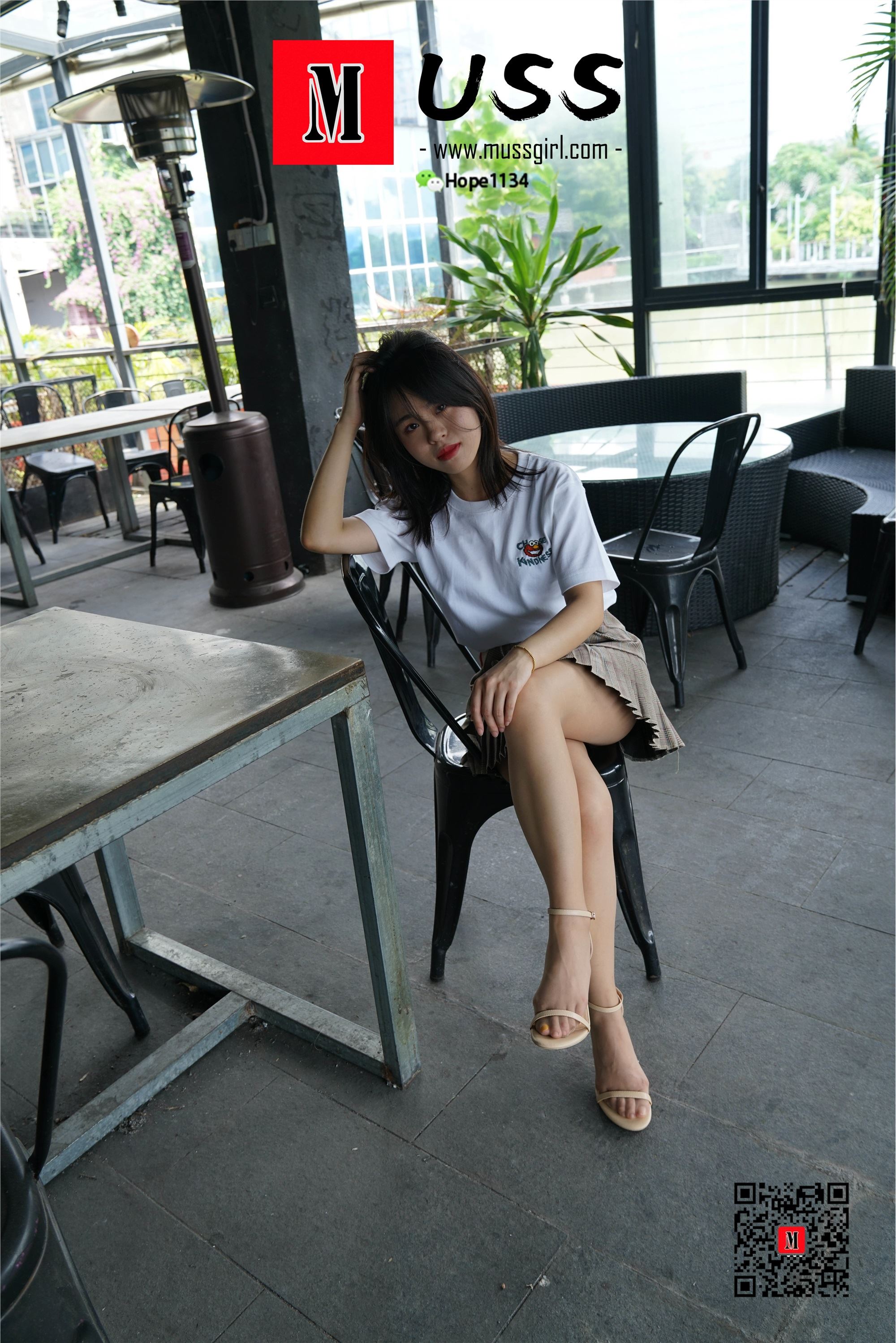 MussGirl慕丝女郎  NO.008 拍过模特的美足，那化妆师璐璐的呢？